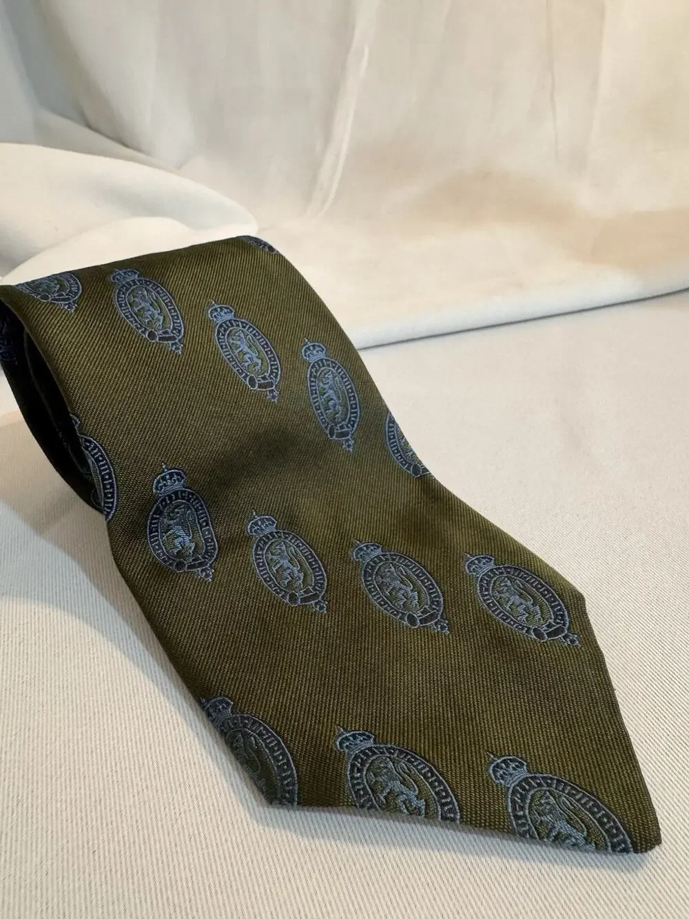 Men’s 100% Silk Tie Vintage Olive Green With Navy Blue Crest